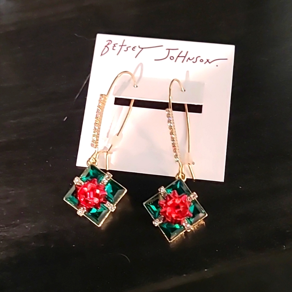 🎄🎁CHRISTMAS IS COMING!☃️🎄 NWT Betsey Johnson Christmas Gift earrings